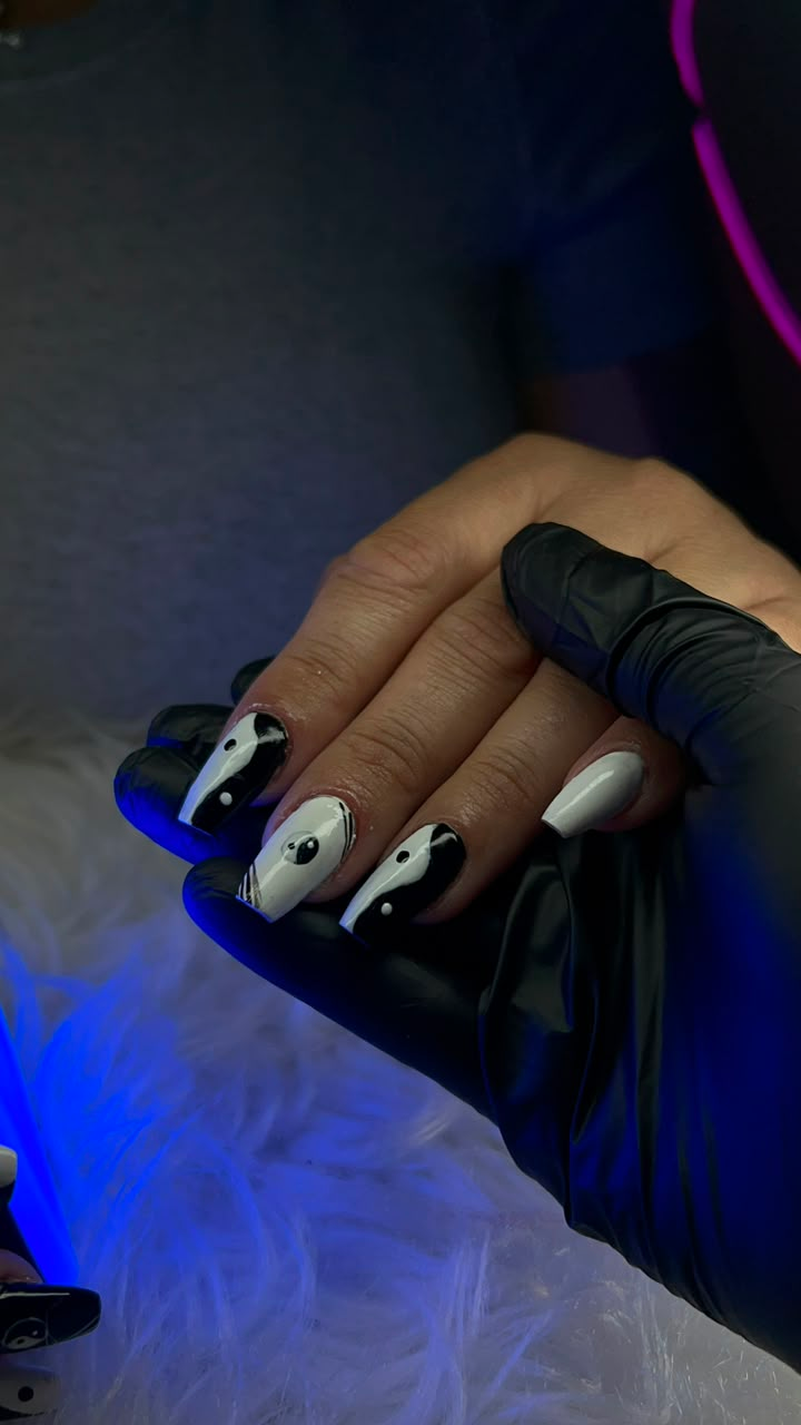 Trabalho de nail design: Yin Yang · P&B