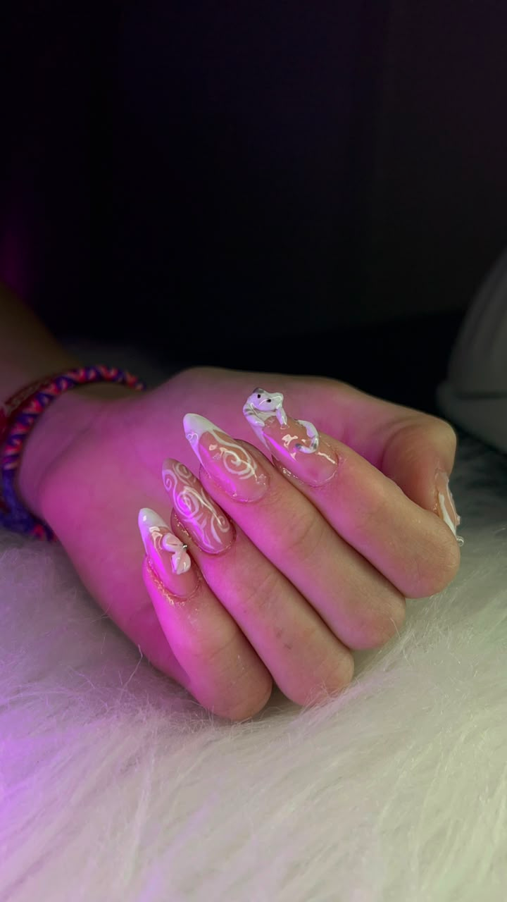 Trabalho de nail design: Almond · Frogs & swirls