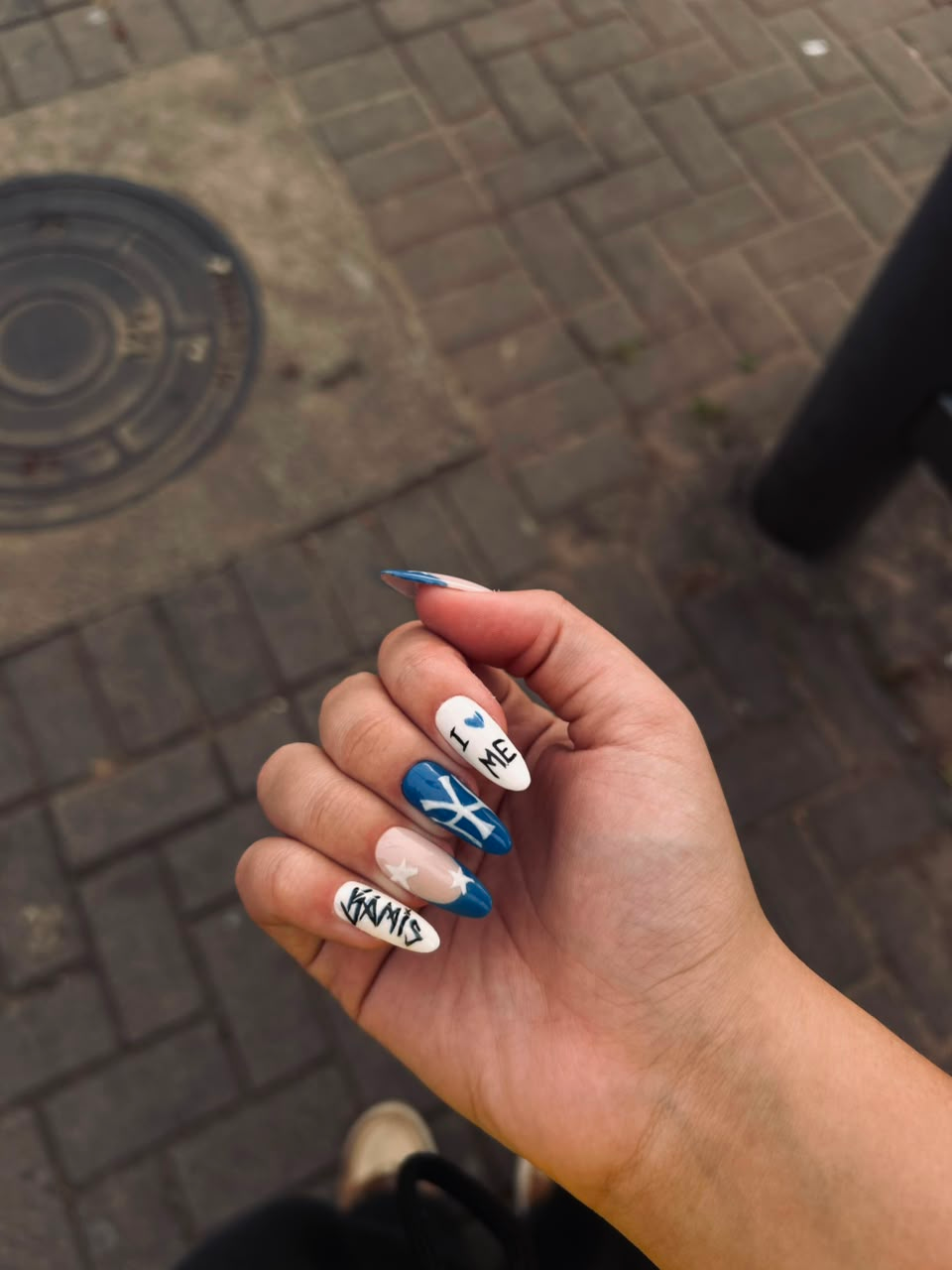 Trabalho de nail design: Street art · Tags & stars