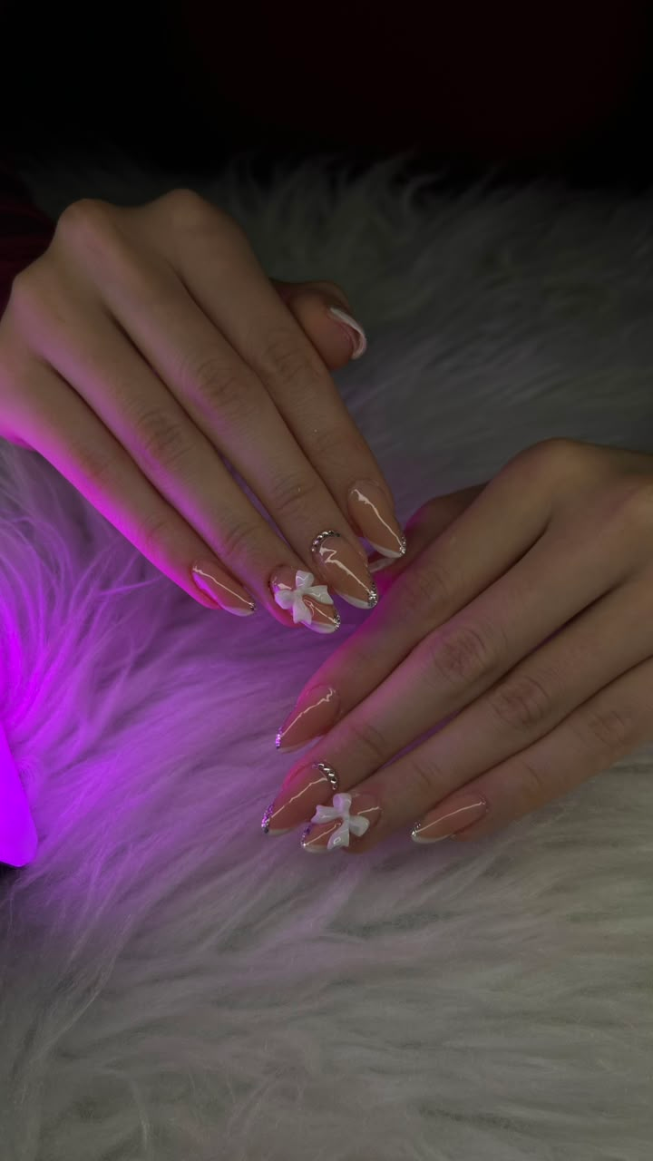 Trabalho de nail design: Nude · Laço e brilho